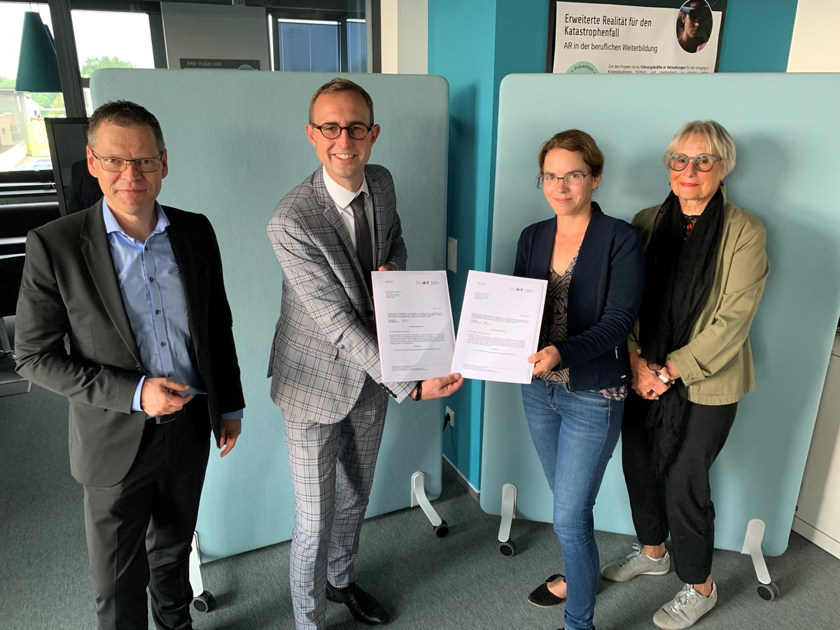 Joint Innovation Lab (@innolab_sh) on Twitter photo "Lübeck hat sich zu einem KI-Kraftzentrum mit internationaler Strahlkraft entwickelt.", sagte <a href="/SchroedterDirk/">Dirk Schrödter</a> heute bei der Übergabe zweier Förderbescheide für #KI-Projekte im Joint Innovation Lab von <a href="/UniLuebeck/">Universität Lübeck</a> und @MACH_AG. Wir tragen unseren Teil dazu bei! #verwaltung #egov "Lübeck hat sich zu einem KI-Kraftzentrum mit internationaler Strahlkraft entwickelt.", sagte <a href="/SchroedterDirk/">Dirk Schrödter</a> heute bei der Übergabe zweier Förderbescheide für #KI-Projekte im Joint Innovation Lab von <a href="/UniLuebeck/">Universität Lübeck</a> und @MACH_AG. Wir tragen unseren Teil dazu bei! #verwaltung #egov