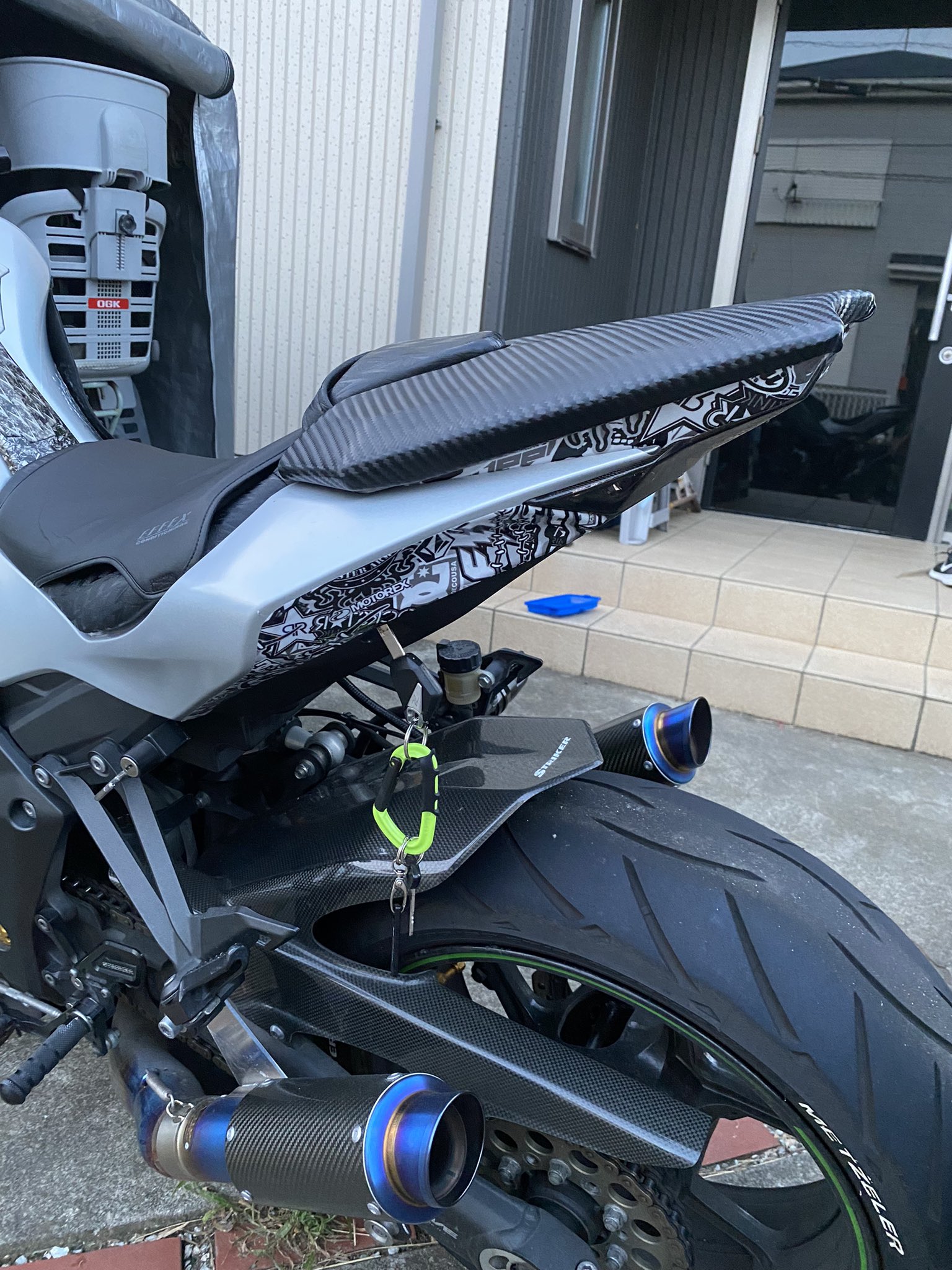 Z1000(03〜06)  シートカウル 割れ無! Z1000 ZR1000A 03-06年 純正シングルシートカウル
