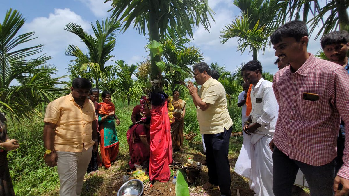 MPRBJP's tweet photo. ಕುಂದೂರು ಗ್ರಾಮದ ನನ್ನ ಆತ್ಮೀಯರಾದ ಬೀರಗೊಂಡನ ಹಳ್ಳಿ ಶಿವಕುಮಾರ್, ನಮ್ಮ ಪಕ್ಷದ ಯುವ ಮುಖಂಡ ಶರತ್ ಅವರ ಅಡಿಕೆ ತೋಟದ ಪೂಜೆ ಯಲ್ಲಿ ಪಾಲ್ಗೊಂಡೆನು. https://t.co/fP5hY6S2PZ