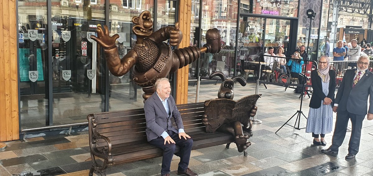 And here it is! Nick Park with #WallaceGromitBench in #Preston <a href="/aardman/">Aardman</a>