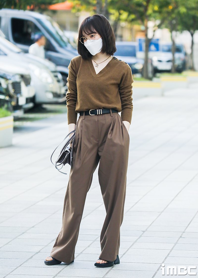 5REDVELVET's tweet photo. [PRESS] 210910 #WENDY arrival at Youngstreet

#REDVELVET @RVsmtown https://t.co/0goKGV6pD2