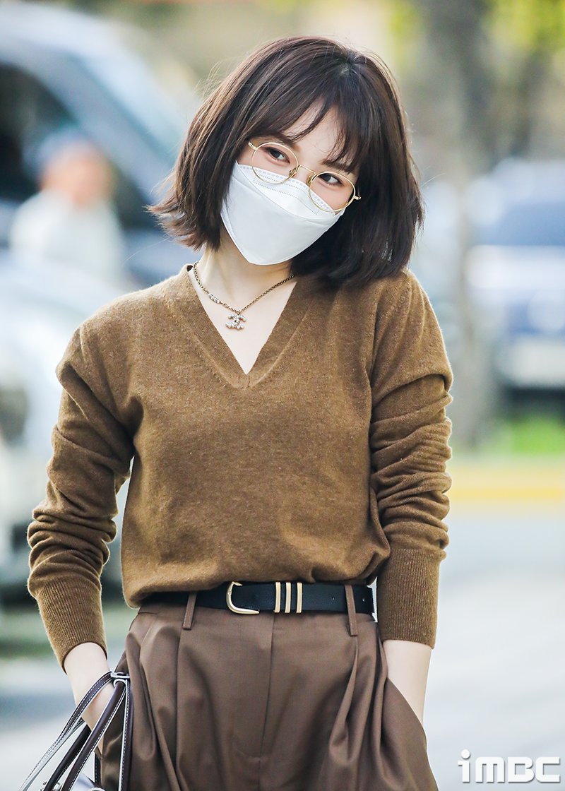 5REDVELVET's tweet photo. [PRESS] 210910 #WENDY arrival at Youngstreet

#REDVELVET @RVsmtown https://t.co/0goKGV6pD2
