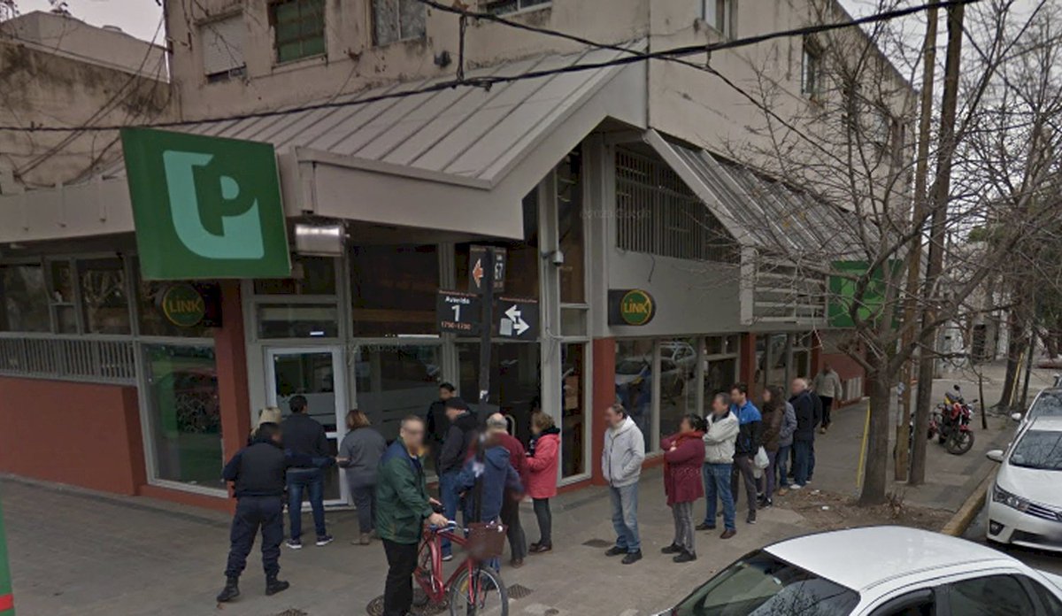 RED92cadadiamas's tweet photo. ⚖️🏦 | #PolicialesRED92 | #LaPlata | #Salidera |

Juzgan al acusado de haber robado $1,2 millones en una salidera bancaria

El hecho ocurrió en 2015 en la sucursal del Banco Provincia de 1 y 67. El otro imputado ya había sido condenado.

  https://t.co/OUf2I688Pj https://t.co/lqu06JAKdQ