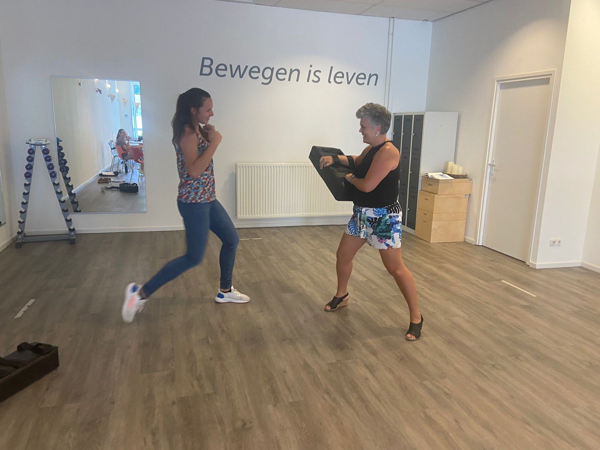 dehaere's tweet image. Hoe moet je als kind en als ouder opgewassen zijn in een wereld die steeds meer van ons vraagt.Onze kinderfysio’s hebben 2 dagen olv Bertha Verscheuren de cursus weerbaarheid gevolgd om kinderen zelfbewuster,weerbaarder en dus assertiever te zijn tov anderen #positievegezondheid