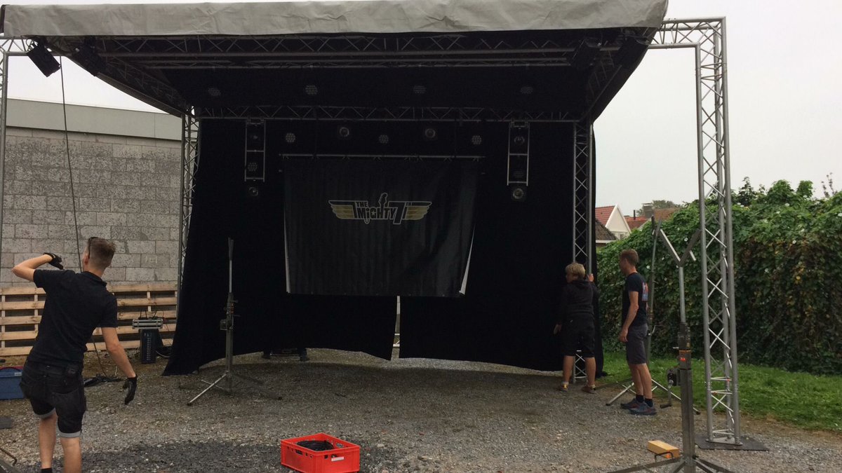 Jaaa het podium staat al bijna. Hier vindt morgen en overmorgen het optreden plaats van Mighty Seventh, dé rock en blueszanger van Workum. Aanvang 16.30 uur #uitfestivalworkum