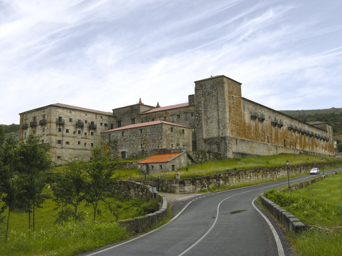 Todo apunta a que en sus orígenes, Santa María de Oseira, uno de los monasterios cistercienses más importantes de Galicia, fue un eremitorio.  De acuerdo con dos documentos conservados, la fecha de fundación como monasterio benedictino se sitúa en los años 1135 o 1137.