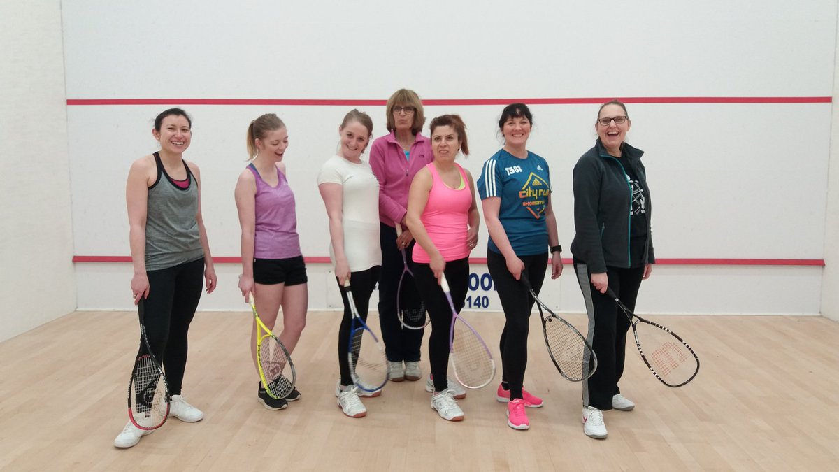 Looking to attract more women and girls to your club? @VickyteVelde, a Level 2 coach shares her tips for engaging women and girls in your community ahead of #WomensSquashWeek 👉 bit.ly/3E7rb47 #SquashGirlsCan