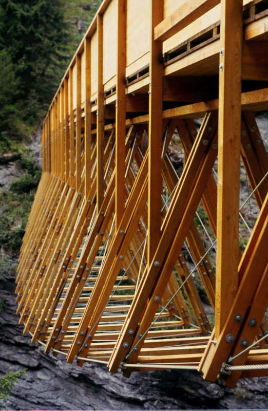 NaoCasanova's tweet photo. #ViernesdePuentes

La construcción en 1996 de la PASARELA TRAVERSINA, de L=48 m sobre el barranco homónimo en Zillis-Reischen (Suiza), estuvo condicionada por la inaccesibilidad del enclave: todos los materiales, acero inox. y madera de alerce, tuvieron que llegar en helicóptero. https://t.co/GajAYXi2F5