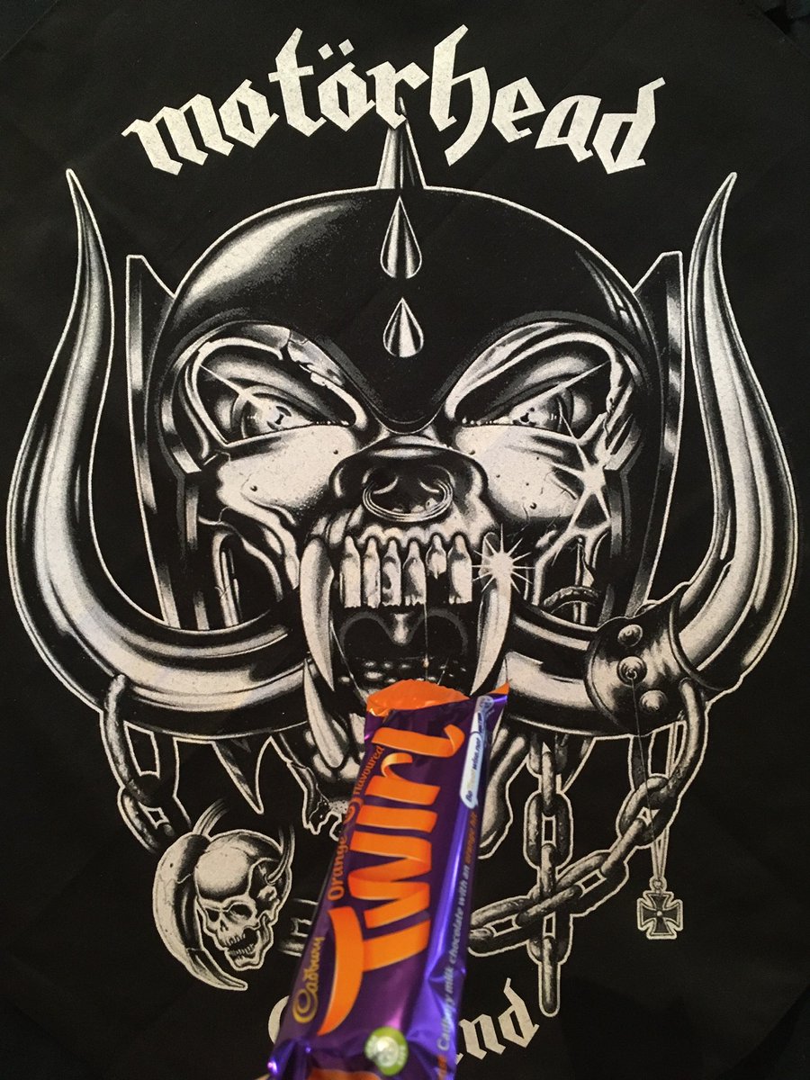 evisceratedpand's tweet image. Snaggletooth is eating an orange flavour Twirl today, happy Friday everyone, I hope you have a little treat today! 😀 #FeedingThingsToSnaggletooth #OrangeTwirl #FridayFeeling