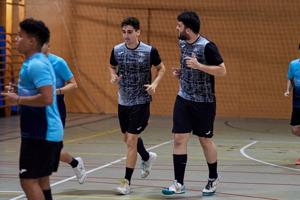 barcelonetasala's tweet photo. PRIMER EQUIPO ⚽
Ponemos punto y final a la cuarta semana de entrenamientos. Este sábado visitamos Ripollet para jugar el último test de la pretemporada.
Vamos Barceloneta!💪🖤
#2Bgrupo3Futsal #BarcelonetaMania #SomhiBarceloneta #OrgullDelBarri https://t.co/BXRu0LzFk6