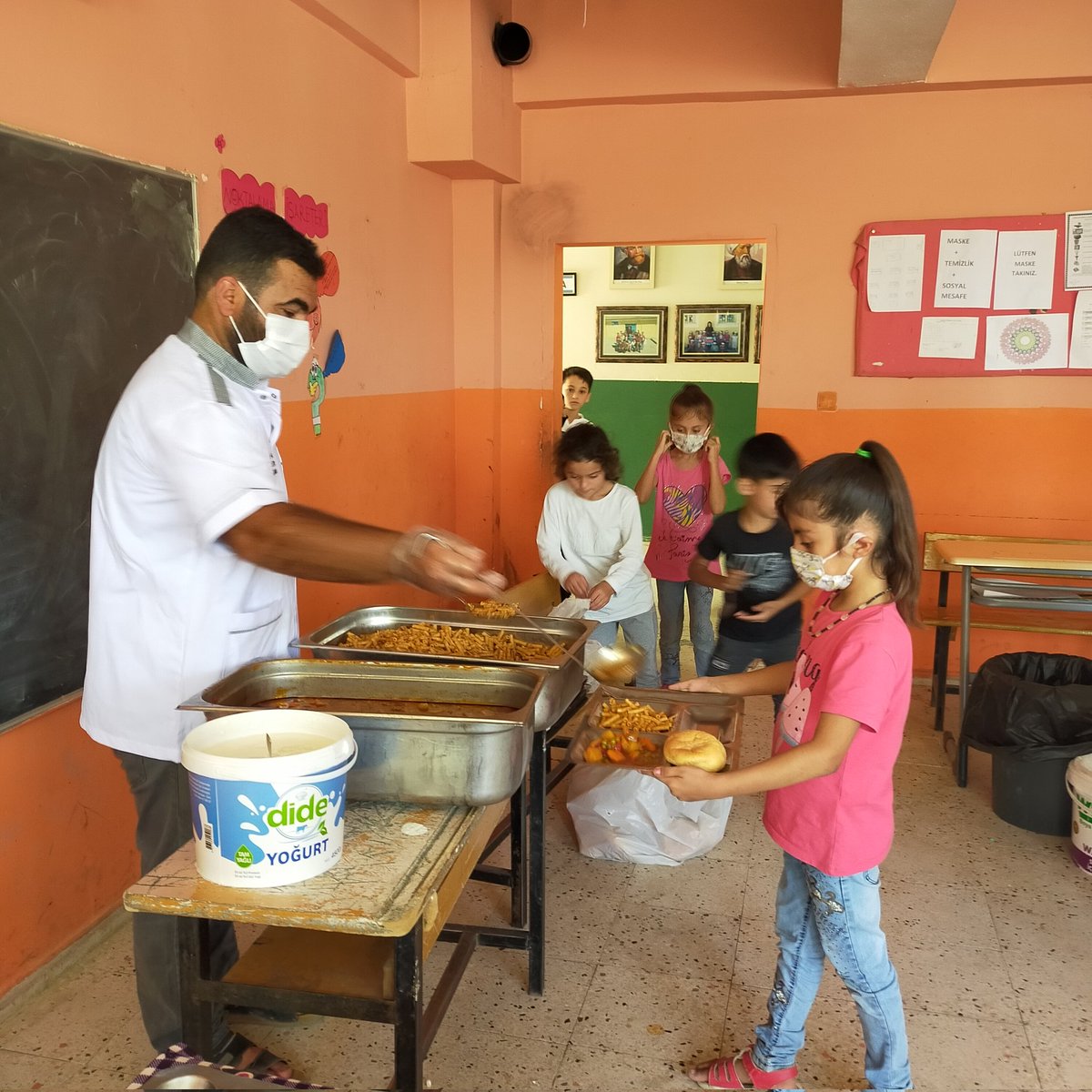Yemekleri hazırlayıp en uzak köylere,sıcak ve hijyenik  koşullarda ileten Sayın Kaymakamımız Hüseyin Çam ,Kızıltepe öğretmenevi Müdürü Sayın Nimet Aydoğan' a ve İlgili Şube Müdürümüz Sayın Hüseyin Mete Beye öğrencilerimiz adına şükranlarımızı sunuyoruz.<a href="/huseyincam84/">Hüseyin Çam</a> <a href="/hmete_47/">Hüseyin METE</a>