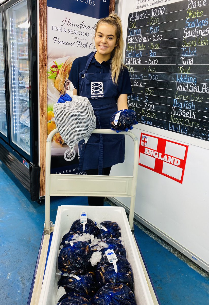 Fish Friday - we bring out our *A* game every working day but on Friday we put a cherry on the top 🔝 🙌 

Here’s our Daisey at the controls 🌟

💥💥 New Shetland Mussels now in. Brand new for the autumn season 💥💥