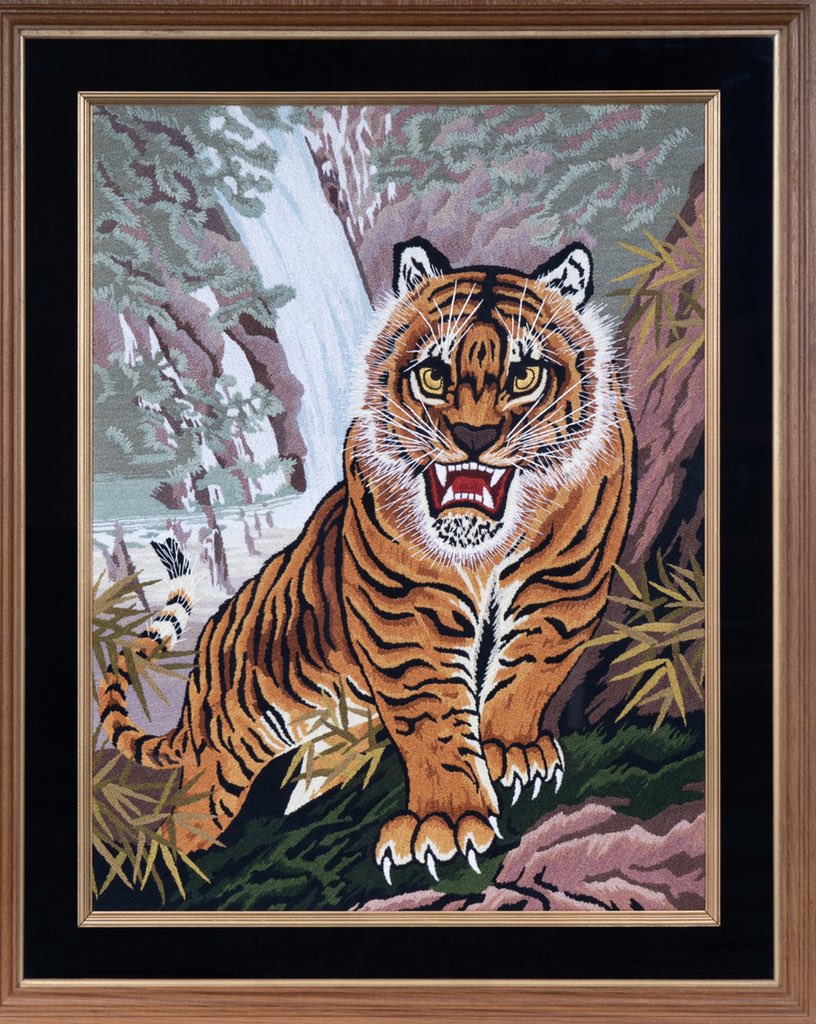 虎の刺繍画 - 工芸品