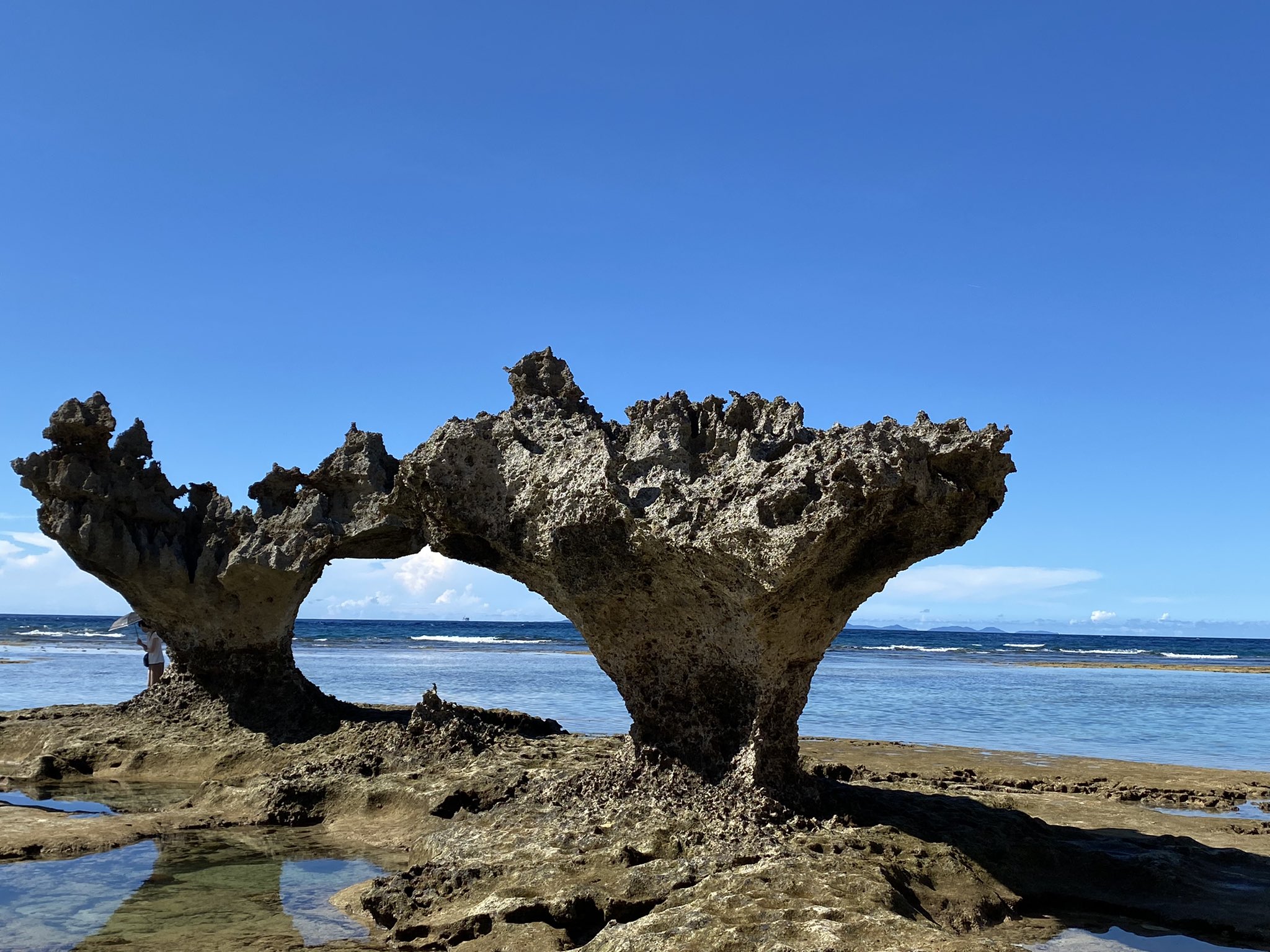 良知真次 古宇利島 ハートロックに行って来ました 岩が1つずつハートになっているようです 2つ合わせてラブラブですね 沖縄の気温も暑いですが 見たら体温も上がりました 嵐のメンバーがcm撮影した場所です 沖縄 古宇利島 ハートロック 岩