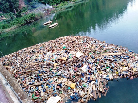 Bukavu: Innovert se lance dans la transformation des déchets plastiques en pavés dlvr.it/S7JCqV
