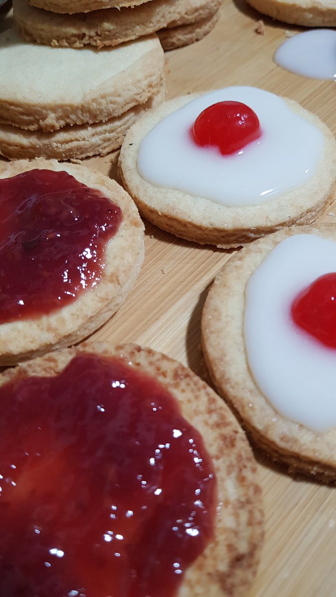 FlandePoster's tweet photo. Hola Flanes!!! Ya es viernes y os traigo nueva receta para la sección #FilmFoodFactory, unas ricas galletas super fáciles de hacer!
Las #EmpireBiscuit de la película #Brave 😋🧡
Espero que os guste, feliz fin de semana!!! 😁
#recipe #cookie #biscuit https://t.co/Rfrz2zDfui https://t.co/KOaeOEL4X7