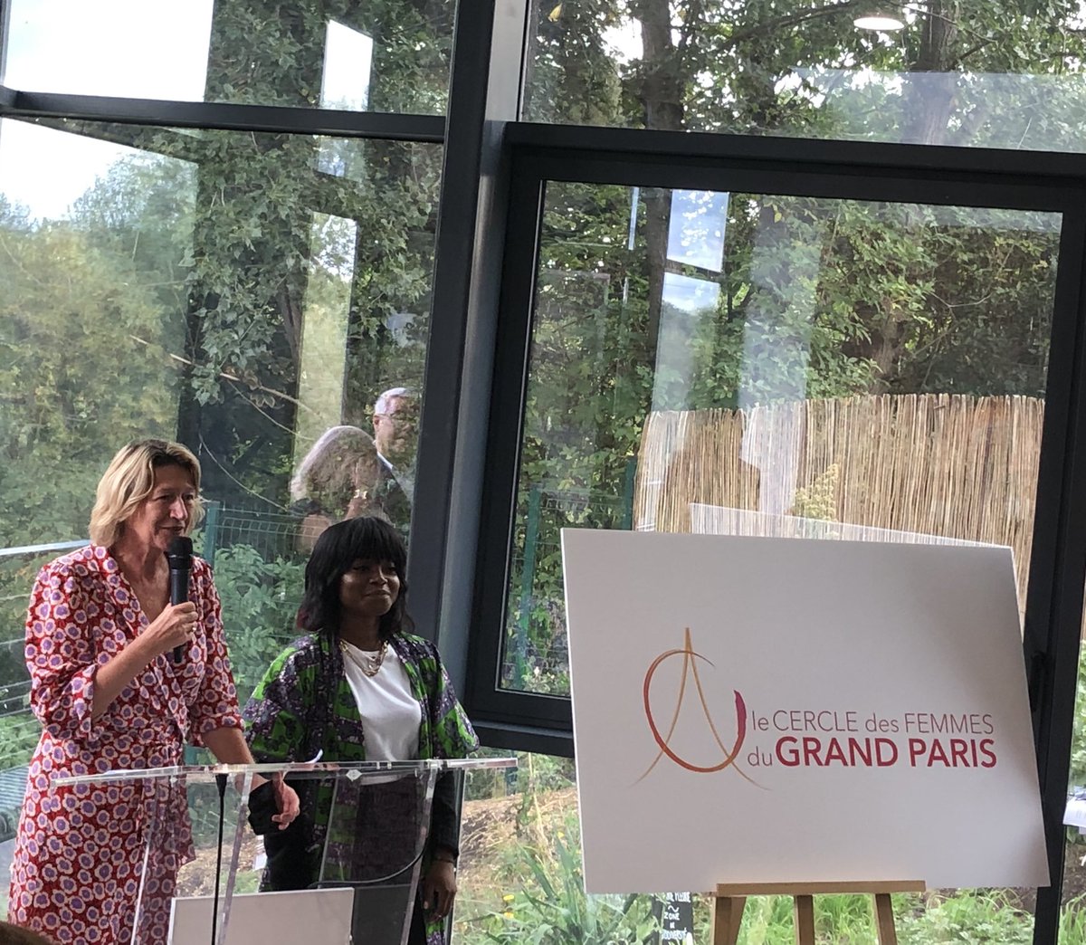GreaterParis's tweet photo. Et pour finir dans la catégorie Habitat &amp; Environnement, la lauréate est Geominnov par @FanouFanny1 présentée et récompensée par @clescure ! 🏆🎉 https://t.co/T09EBEoFlw