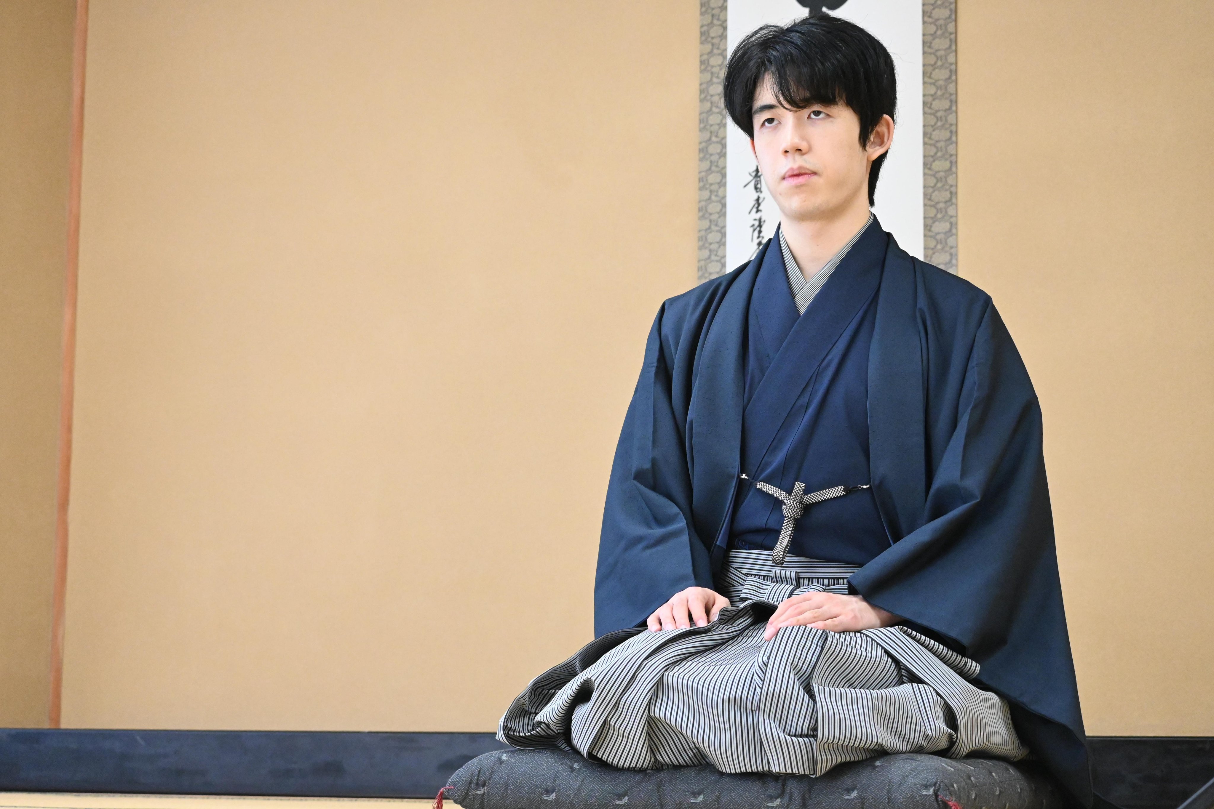 読売竜王戦 公式 竜王戦七番勝負に向け 藤井聡太二冠はポスター撮影に臨みました 春に着付けを習い始め 現在は一人で和服を着こなせるようになっています 藤井二冠の着付け姿を紹介します 秋冬用の着物は初めてとのこと ポーズは十数種類で撮影