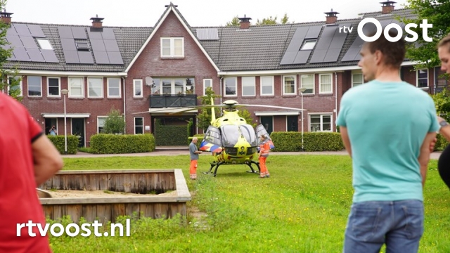 Traumahelikopter geland in woonwijk Raalte. #rtvoost.