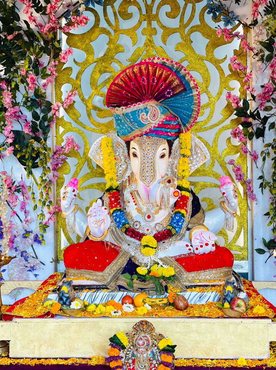 वक्रतुण्ड महाकाय सूर्यकोटि समप्रभ निर्विघ्नं कुरु मे देव सर्वकार्येषु सर्वदा Happy Ganesh Chaturthi 🙏🏼