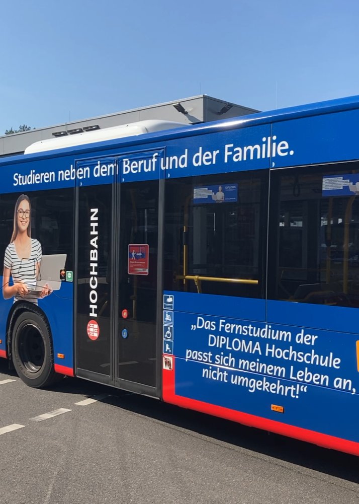 Unsere bundesweite „Out of home“-Kampagne ist erfolgreich gestartet!
In zehn Städten könnt ihr jetzt DIPLOMA-Busse, Infoscreens, Großflächenplakate oder auch Straßenbahnen entdecken!
Wer sichtet uns??Wir freuen uns auf eure Schnappschüsse📸📷
