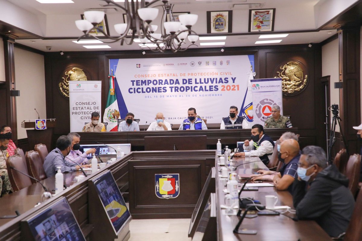 Amigas y amigos: junto con @VictorCastroCos, nos encontramos en la reunión del Consejo Estatal de Protección Civil, en seguimiento al paso del huracán #Olaf. Sigan la transmisión en vivo: facebook.com/24780411528375… #ProtecciónCivilSomosTodos