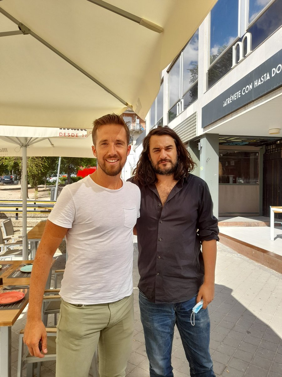 Ir andando por Madrid y que <a href="/manueljabois/">Manuel Jabois</a> te pida una foto😝