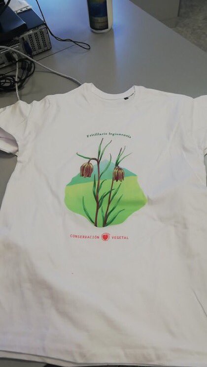 SEBiCoP's tweet photo. Éxito de las preciosas camisetas y bolsas para X reunión @SEBiCoP en el marco Congreso @OficialSebot que financian nuestras iniciativa conservacionistas: Con ilustraciones de Lotus gomerythus y Fritillaria legionensis ¡solo unos minutos más a la venta tras clausura #sebot2021 https://t.co/WngvHYr4pm