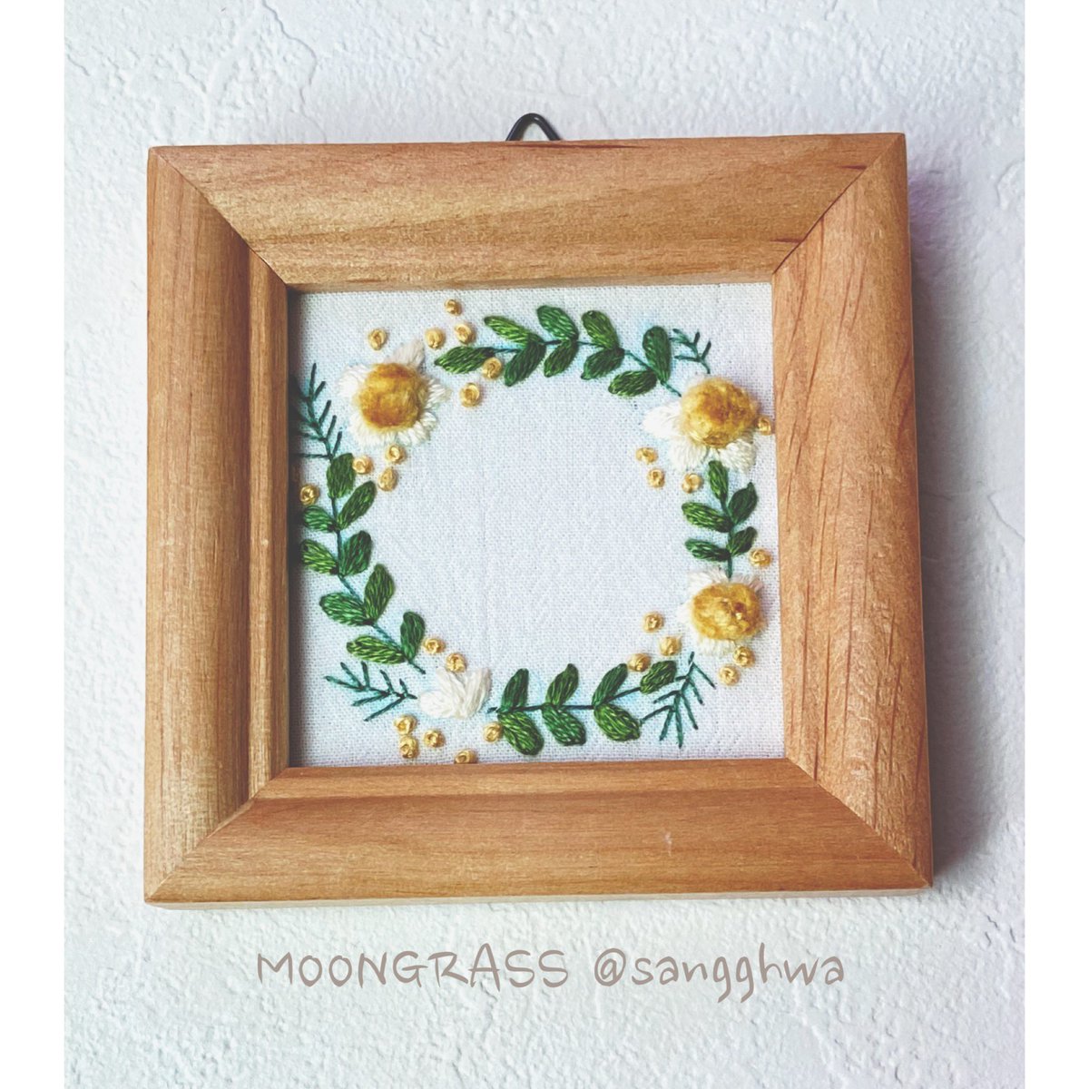 さんふぁ 9 18 てづバ委託参加 V Twitter 手刺繍壁飾りです 小さな額に刺繍を入れてみました カモミールのお花をイメージ 黄色い真ん中の部分はぷっくりしていて 可愛いです クーデクレ さんに納品済 9月18 の てづバ に出店されます Mmoongrass