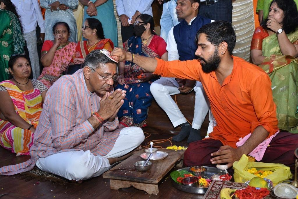 GovindPatel_BJP's tweet photo. ગણેશ ચતુર્થી ની સૌને શુભેચ્છાઓ સાથે શુભકામના 
આજે ગણેશ ચતુર્થી ના પવિત્ર દિવસે  જયોતિશ્ર્વર મહાદેવ અને બત્રીસ કવાટર્સ મા ગણપતિ દાદા ની પુજા આરતી નો લાભ મળ્યો
https://t.co/z4QPGVUUlS

via MyNt https://t.co/Gl2mJQj2aT