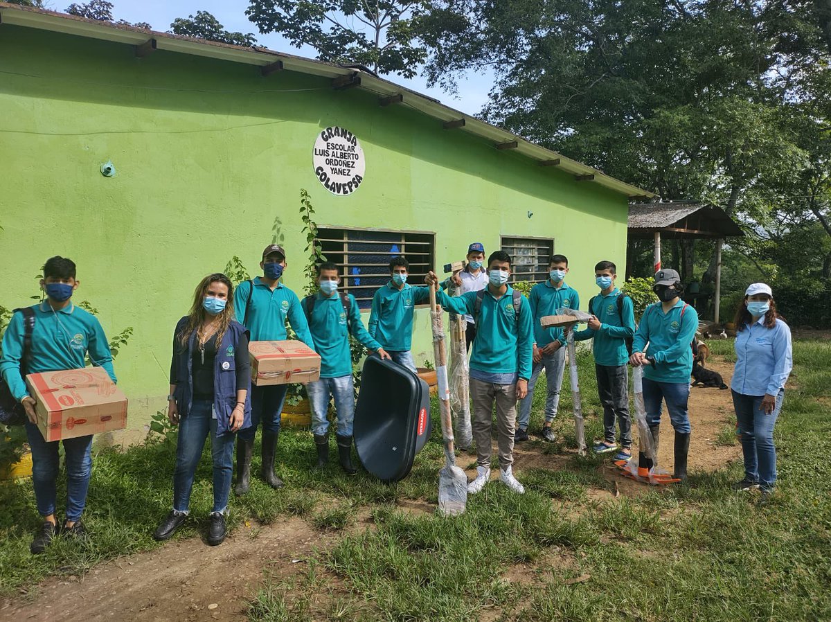 IDEAMColombia's tweet photo. 🌳En el marco de la #FeriaAcércate, sembramos hoy 50 árboles con estudiantes del colegio Alirio Vergel Pacheco, en #Sardinata, Norte de Santander. Avanzamos en el cumplimento de la meta del Gobierno Nacional de sembrar 180 millones de árboles. 🌳🌳 https://t.co/QXeeDAomEt