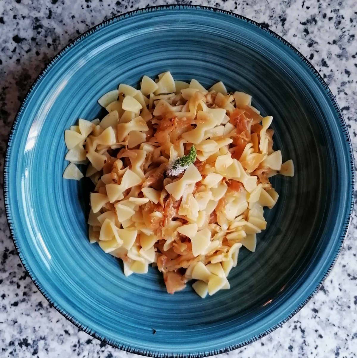 MikeKocht's tweet photo. Wenn man in der Früh die "Tante Jolesch" im Bücherregal sieht ....
Keine Wahl mehr beim #Twooking, fleischlos am #FF reitag:
#Krautfleckerln müssen her!
https://t.co/SI3quWLG3e https://t.co/ekqEXx0OfO