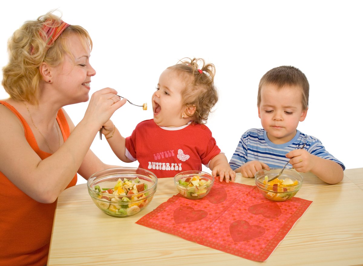 YourCommissary's tweet photo. Use the "No Thank You Bite" to help introduce your kids to a variety of fruits and vegetables.
#milfam #morematters https://t.co/Puc9UahbBt