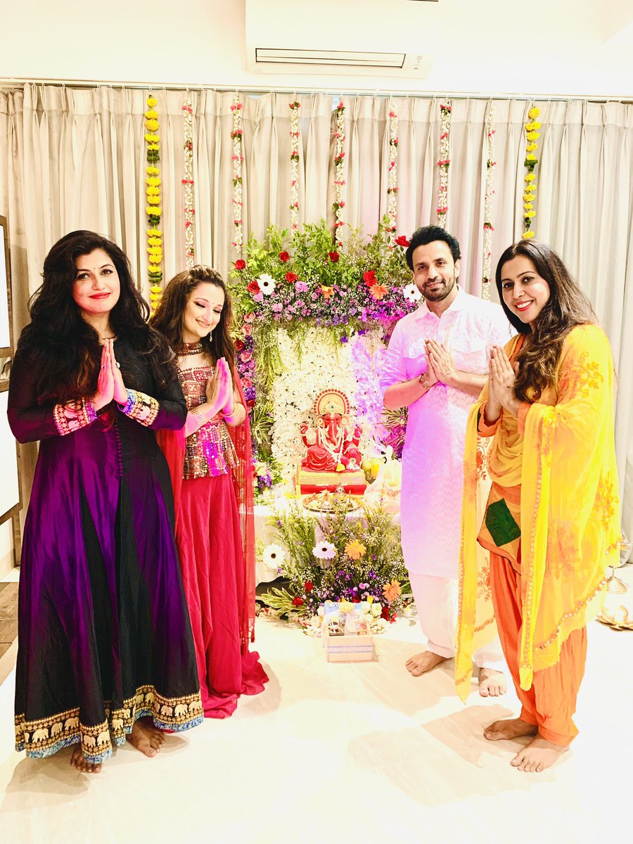 Ganapati Bappa Morya #ganapatibappamorya #GaneshChaturthi2021 #HappyGaneshChaturthi2021 #friends #KapilSharma #rajivthakur #Artipuri #Rosepuri #purisisters