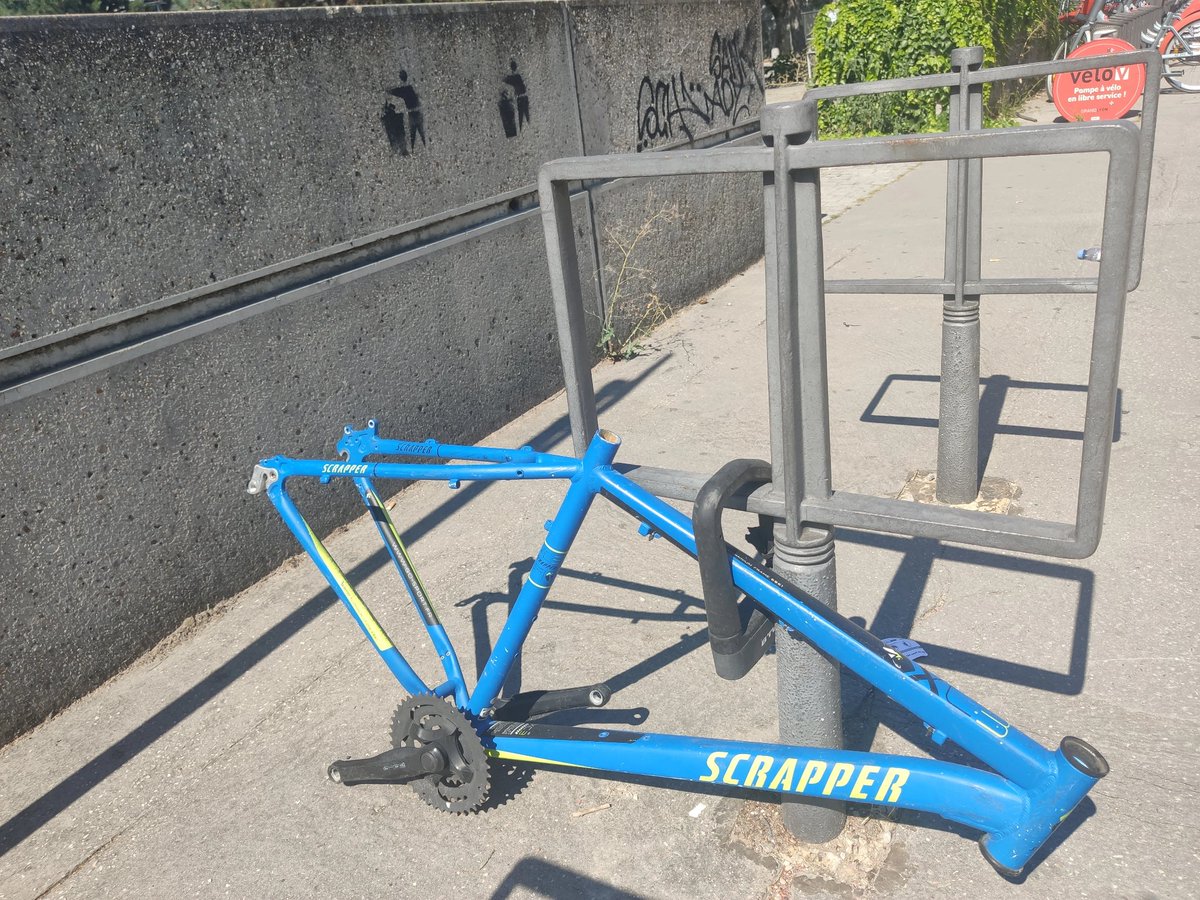 Direct_Dechet's tweet image. Quelle efficacité ce cadenas !
Dans la galaxie anti-velo, le roi est ?
...le voleur
#bike #velo #velotaf #Velocity2021