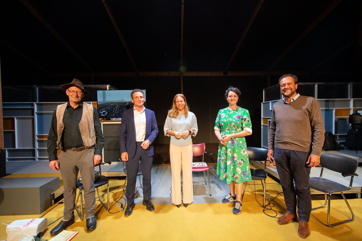 Talkshow De Toekomst. Met oa minLNV <a href="/carolaschouten/">Carola Schouten</a> en @ToosvanSoest, boerin in Woerden. Over hoe de perspectieven op een duurzamere landbouw met elkaar schuren.