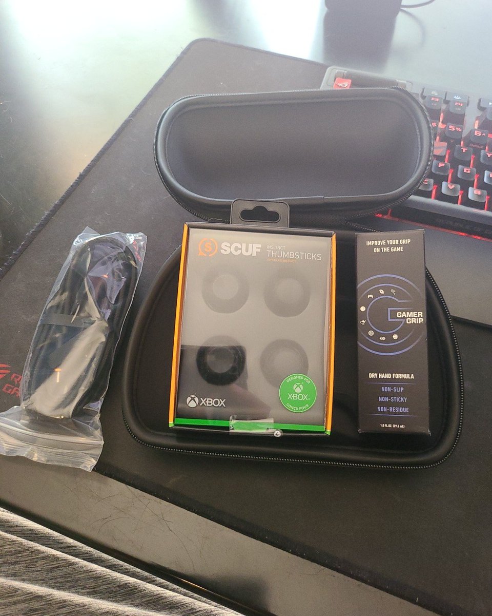 UnusualVariable's tweet photo. @ScufGaming @SCUFAssist $300 and weeks waiting for this!?!?!? And you refuse to answer my emails or call me back!! @IGN scuf just robbed of $300 #scam https://t.co/lfJgWebN6B