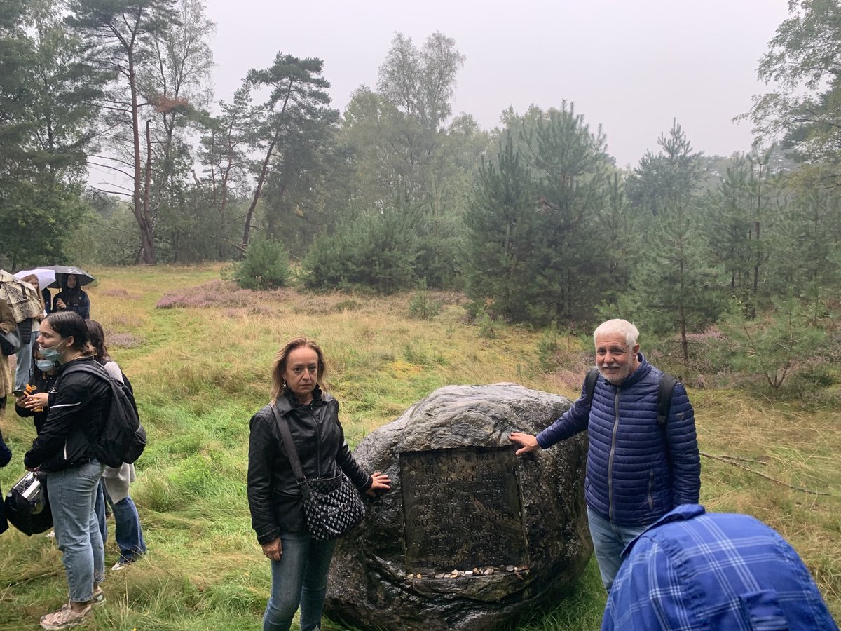 Orlando Materassi und Silvia Pascale #ANEI am Gedenkstein an die NS-Opfer im damaligen KZ Außenlager am #Falkenbergsweg ⁦<a href="/GedenkstaetteNG/">Neuengamme</a>⁩ . Italienische Militärinternierte #IMI bauten zusammen mit den jüdischen KZ-Häftlingen Notunterkünfte für die „Arier“.