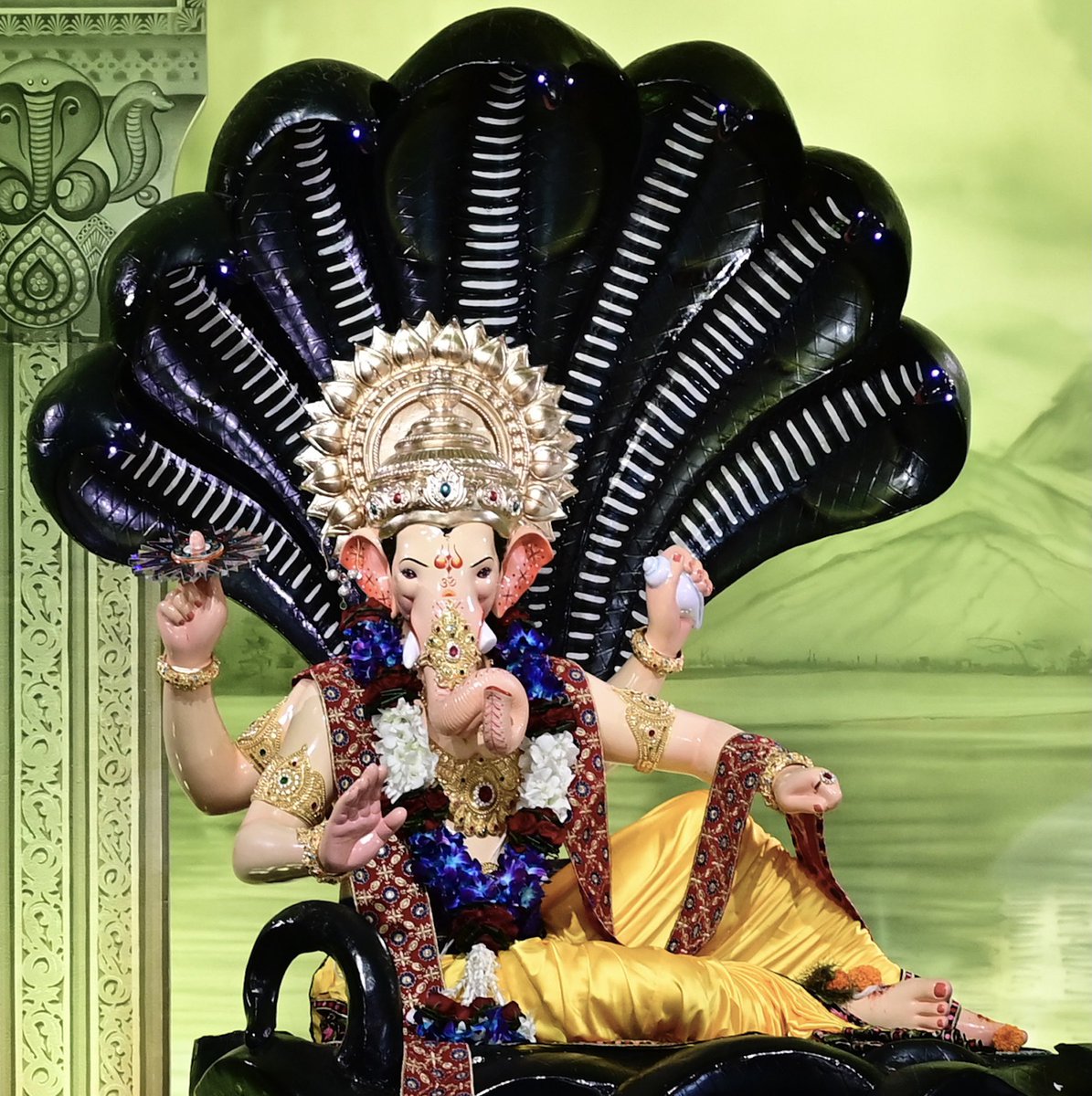 LalbaugchaRaja's tweet photo. लालबागचा राजा सार्वजनिक गणेशोत्सव मंडळ. 
लालबागचा राजा २०२१ I Lalbaugcha Raja 2021
लालबागचा राजा चे प्रथम दर्शन
Lalbaugcha Raja First Look 
#lalbaugcharaja https://t.co/C2zZsmZ9JZ