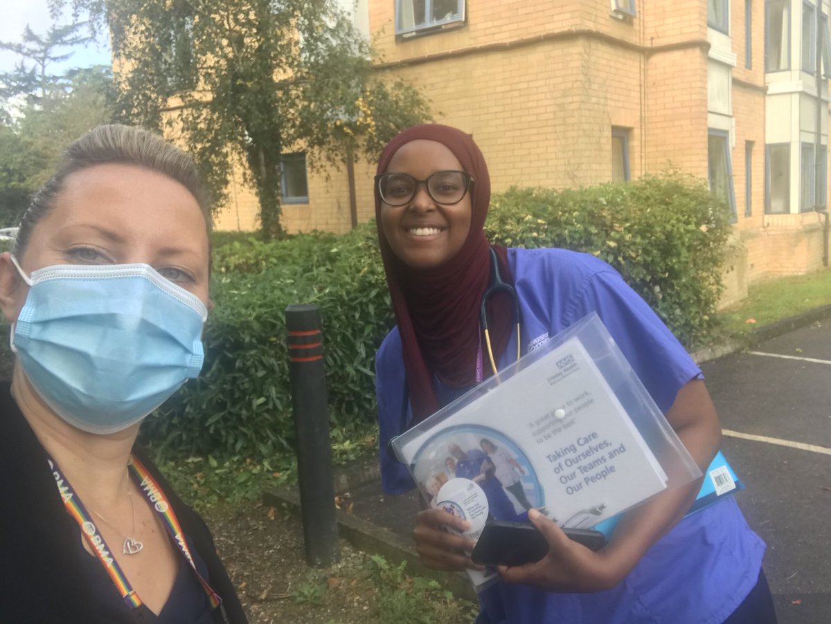 Great to do more walk rounds and  meet student doctors  &amp;share the Wellbeing handbook ⁦<a href="/FrimleyHealth/">Frimley Health NHS Foundation Trust 💙</a>⁩ #wellbeingmatters ⁦@clinedFHFT⁩ ⁦<a href="/FHFT_wellbeing/">Frimley Health's Wellbeing & Equality Teams</a>⁩ ⁦<a href="/NeilDardisFHFT/">Neil</a>⁩