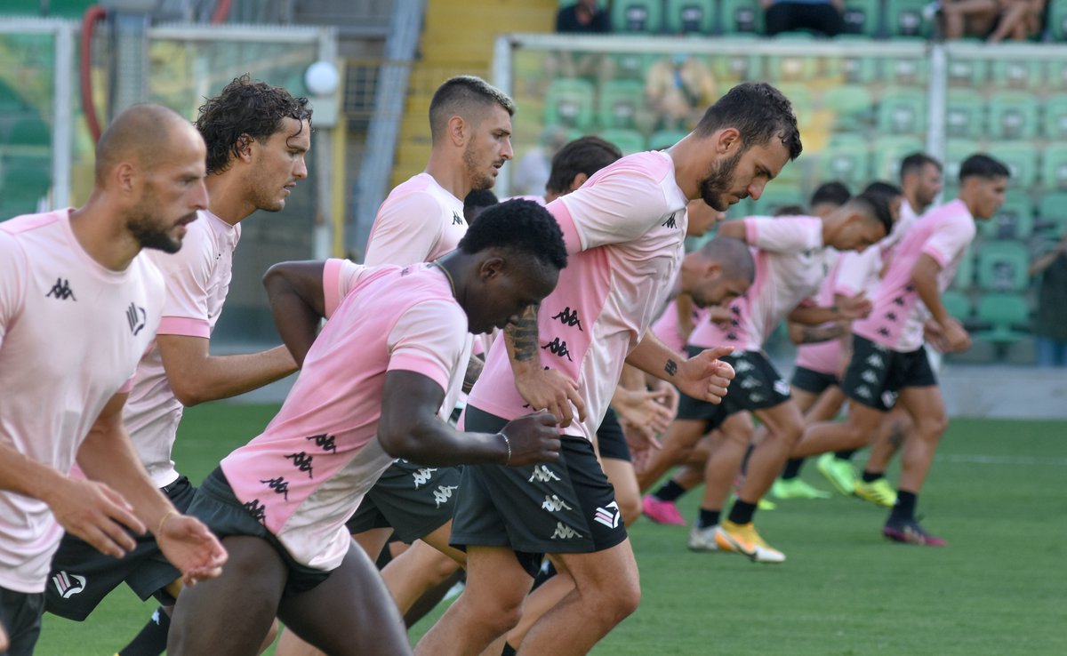 Palermofficial's tweet photo. 📋20 convocati per #TarantoPalermo:
1 Pelagotti
3 Giron
5 Marong
7 Floriano
9 Brunori
10 Silipo
11 Dall’Oglio
12 Massolo
15 Marconi
17 Luperini
19 Odjer
20 De Rose
23 Fella
27 Soleri
29 Almici
30 Valente
31 Corona
33 Perrotta
77 Doda
79 Lancini https://t.co/LdcRPTmYsC