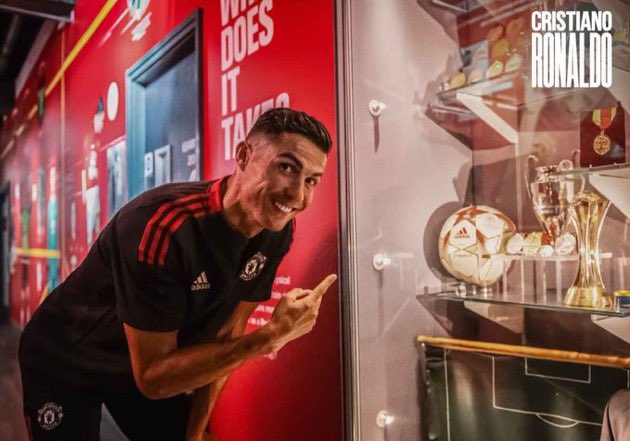 theutdjournal's tweet photo. 𝗕𝗲𝗵𝗶𝗻𝗱 𝘁𝗵𝗲 𝘀𝗰𝗲𝗻𝗲𝘀 with Cristiano Ronaldo. #mufc #mujournal https://t.co/hLD0R7CReG