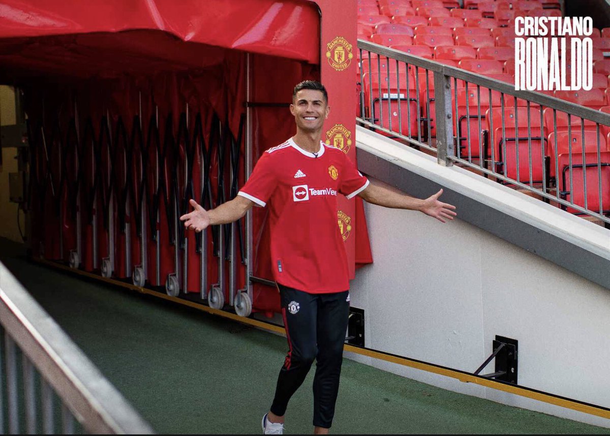theutdjournal's tweet photo. 𝗕𝗲𝗵𝗶𝗻𝗱 𝘁𝗵𝗲 𝘀𝗰𝗲𝗻𝗲𝘀 with Cristiano Ronaldo. #mufc #mujournal https://t.co/hLD0R7CReG