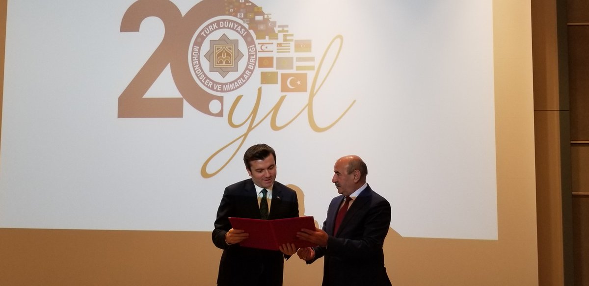 TDMMBresmi's tweet photo. Türk Dünyası Mühendisler ve Mimarlar Birliğimiz olarak  Dışişleri Bakan Yardımcısı Sayın Yavuz Selim Kıran Beyefendiye Onursal Üyeliğimizi taktim ettik. Sayınn Bakanımızın da birligimizde bulunmasından büyük kıvanç duyuyoruz. https://t.co/lawSiUstu6