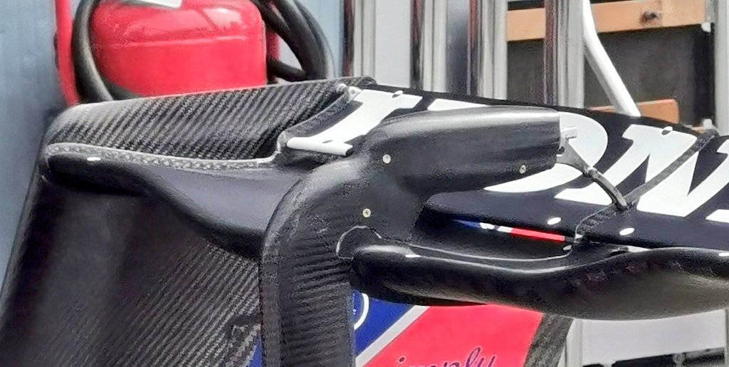 AlbertFabrega's tweet photo. El ala trasera de Red Bull para Monza no es una ala... 

Red Bull's wing for Monza is not a wing anymore...
#ItalianGP https://t.co/F7panl6MX7