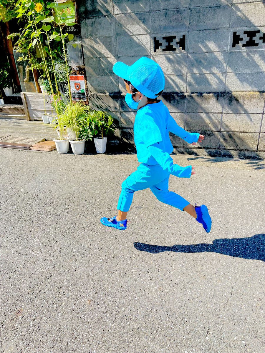 忍者のようにすぐどこかへ行ってしまう孫を案じておばあちゃんが作った 全身蛍光色コーデ がゲームのキャラみたいで可愛い Togetter