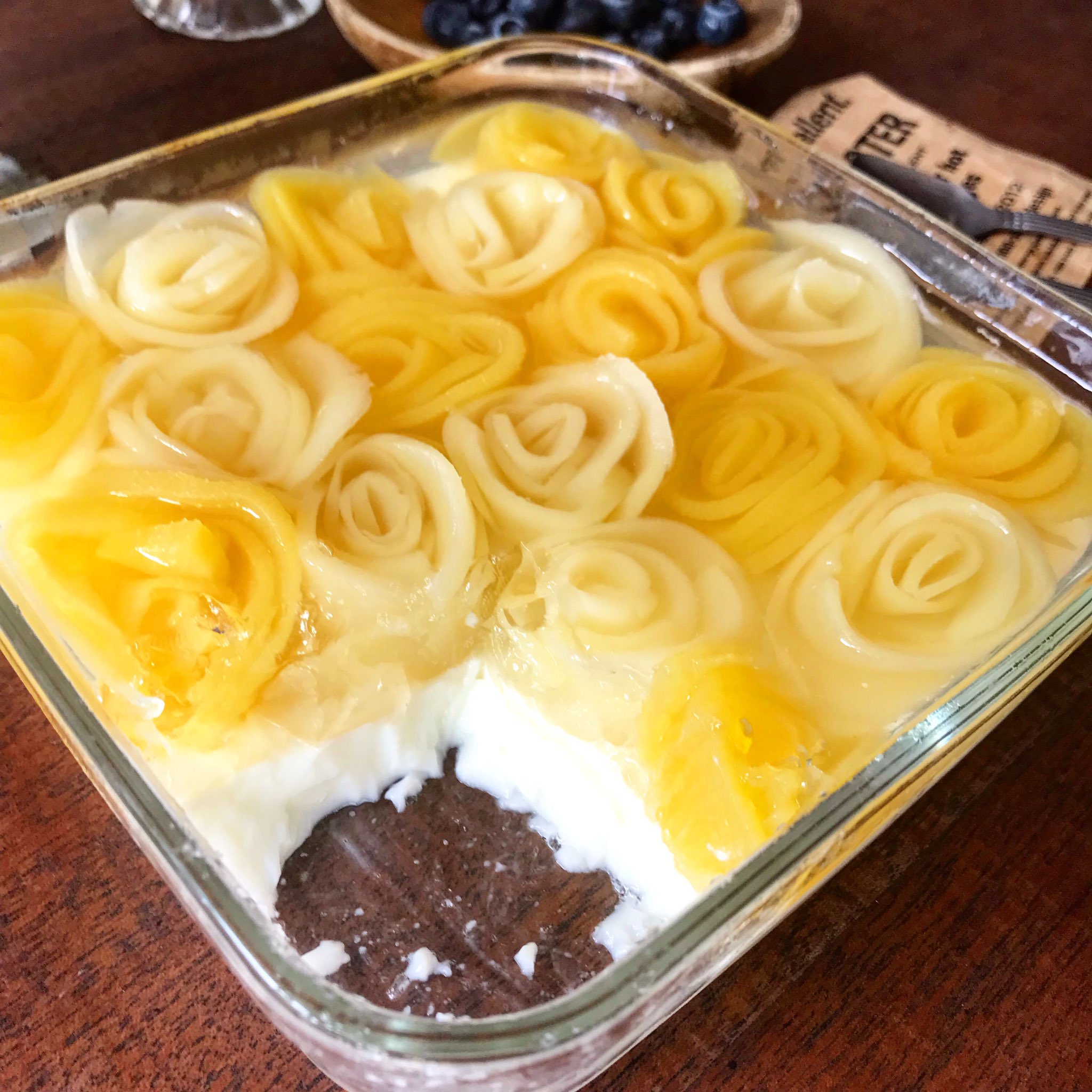 山本ゆり Syunkon レンジは600w On Twitter めちゃくちゃ良いのできた 二層の桃缶バラゼリー 桃缶 黄桃 Amp 白桃 粉ゼラチン 牛乳 砂糖 材料これだけ 生ハムやサーモンのバラを缶詰の桃で作ってみました 下は牛乳プリン 桃さえ頑張って薄く切れたら