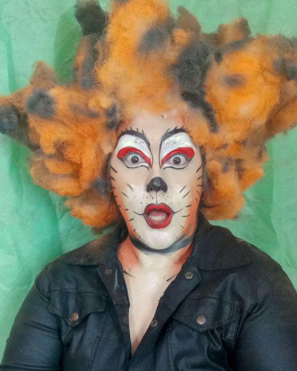 CaliIlustra's tweet photo. El arte se manifiesta de muchas maneras, hoy aparece como maquillaje teatral de #CATS
#makeupartist #ArtistOnTwitter #artistforcommission #makeupbeginner https://t.co/E3krYrH9in