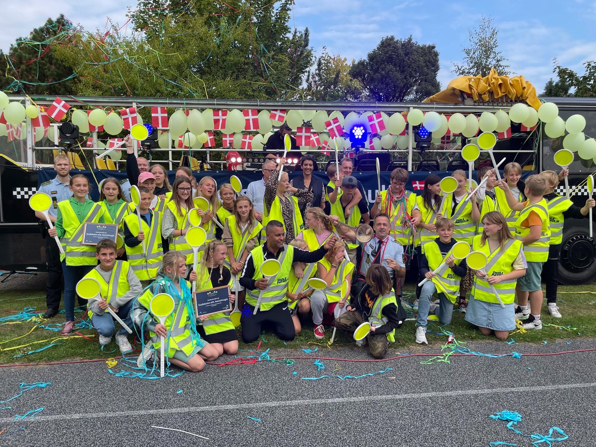 SikkerTrafik's tweet photo. Fest midt i skoledagen💥 Susåskolen i Herlufmagle blev i dag overrasket med en surprisefest. De er Årets Skolepatrulje 2021. En pris som @SikkerTrafik og @LBForsikring uddeler. Tak for opbakning til @SSJ_LFPoliti 👏 Og STORT tillykke til eleverne 👏👏

@P4Sjaelland @TV_east https://t.co/LOB2IkPJS7
