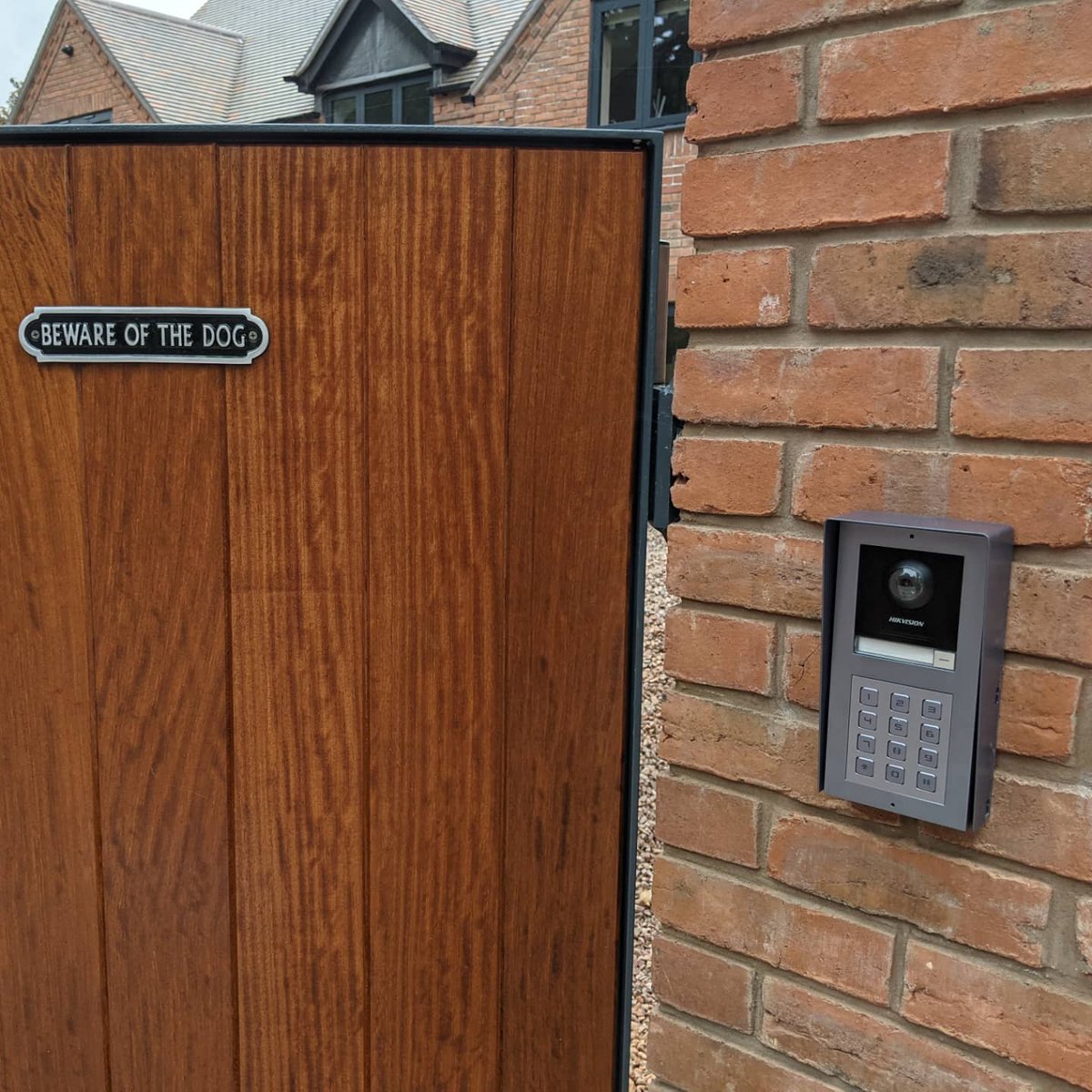 GadgetMyPad's tweet photo. Some beautiful gates designed and built by my customer. Popped over to add @hikvision #Intercom and #intergrate with @nicegroup #gatecontrolsystems #maglock on side door. #automationsystems #cctvsystems @wihaofficial @knipex_uk #worcestershire #westmidlands @PrsSupplies https://t.co/tgqyvFym5z